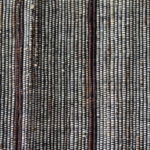 Pode incluir: Close-up de uma textura tecida com listras marrons e brancas. A textura &eacute; feita de fios finos e densamente tecidos.