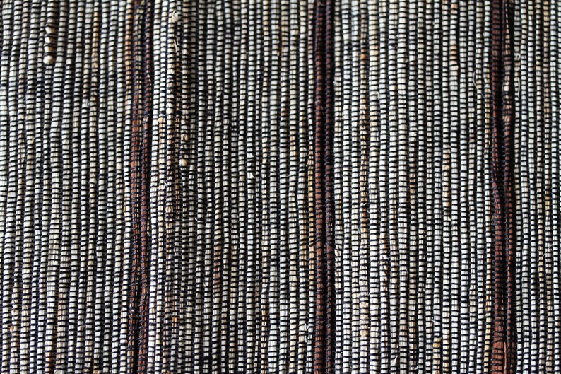 Pode incluir: Close-up de uma textura tecida com listras marrons e brancas. A textura &eacute; feita de fios finos e densamente tecidos.