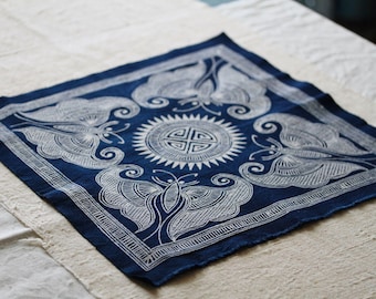 Mini tapete de chá portátil Chabu para cerimônia do chá. Tingimento natural com índigo e estampa de borboleta em batik.