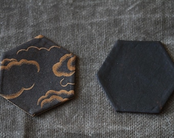 Porta-copos para cerimônia do chá, 10 cm: Seda natural, estampa de nuvens em tons de marrom terroso.