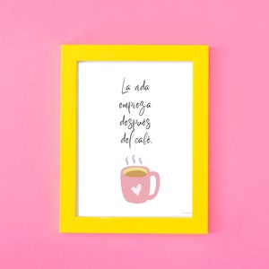 Op de afbeelding: Een geel frame met een witte achtergrond en een roze koffiekopje met stoom die eruit komt. De tekst in de afbeelding luidt "La vida empieza despu&eacute;s del caf&eacute;."