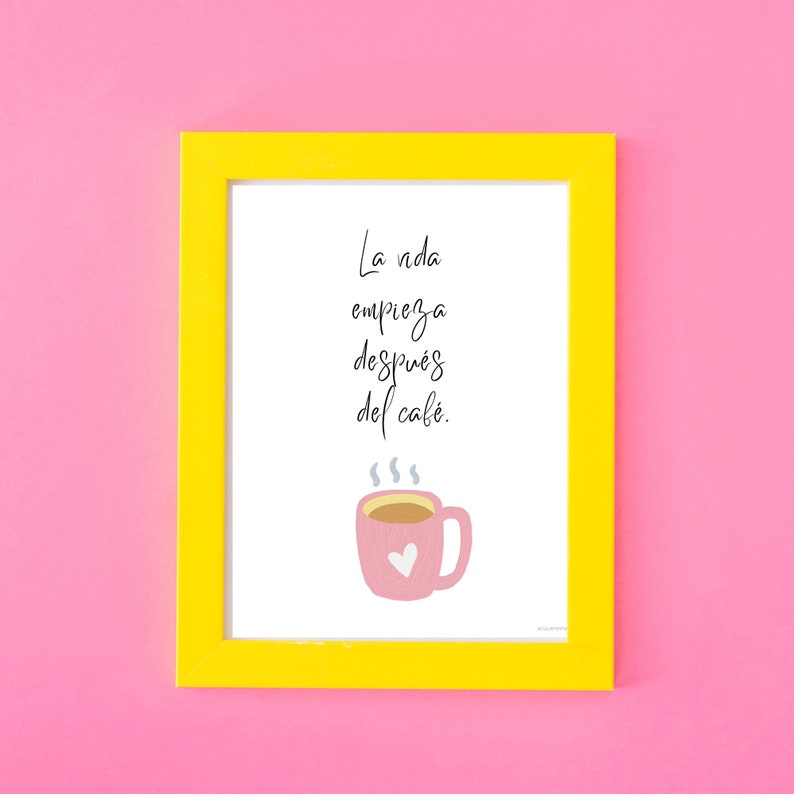 Op de afbeelding: Een geel frame met een witte achtergrond en een roze koffiekopje met stoom die eruit komt. De tekst in de afbeelding luidt "La vida empieza despu&eacute;s del caf&eacute;."