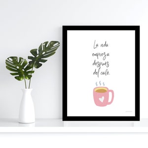 Op de afbeelding: Een zwart ingelijst print met een witte achtergrond en een roze koffiekopje met een hart erop. De tekst luidt "La vida empieza despu&eacute;s del caf&eacute;."