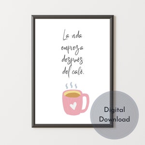 Op de afbeelding: Een printbare quote in het Spaans die luidt "La vida empieza despues del cafe." wat vertaalt naar "Het leven begint na de koffie." De quote wordt weergegeven in een zwart frame met een roze koffiekopje met een hart erop en stoom die uit de bovenkant komt.