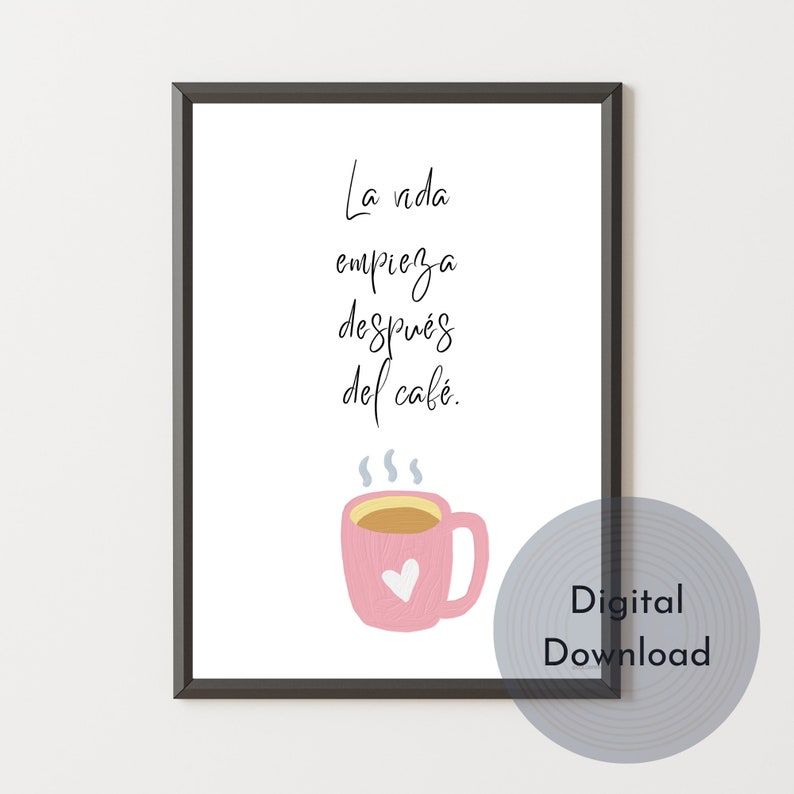 Op de afbeelding: Een printbare quote in het Spaans die luidt "La vida empieza despues del cafe." wat vertaalt naar "Het leven begint na de koffie." De quote wordt weergegeven in een zwart frame met een roze koffiekopje met een hart erop en stoom die uit de bovenkant komt.
