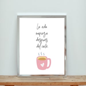 Op de afbeelding: Een wit ingelijst print met een roze koffiekopje en de tekst "La vida empieza despu&eacute;s del caf&eacute;."