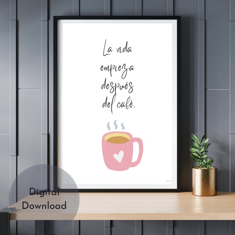Op de afbeelding: Een witte printbare poster met een roze koffiekopje en de tekst "La vida empieza despu&eacute;s del caf&eacute;." in zwarte cursieve letters.