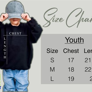 Puede incluir: Tabla de tallas para sudadera para ni&ntilde;os con medidas en pulgadas para el pecho y la longitud. Las tallas incluyen S, M y L. La tabla muestra a un ni&ntilde;o usando una sudadera negra.