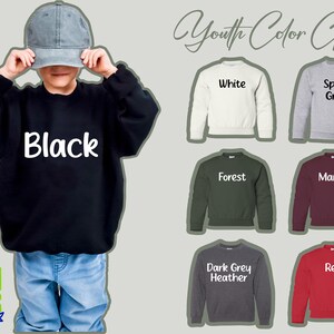 Puede incluir: Una tabla de colores para sudaderas juveniles. La tabla muestra los diferentes colores disponibles, incluyendo negro, blanco, gris deportivo, verde bosque, granate, gris oscuro jaspeado y rojo.