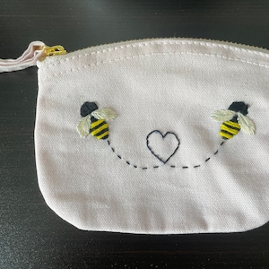 Kosmetiktasche aus Canvas Rosa Baumwolle mit Bienen handbestickt