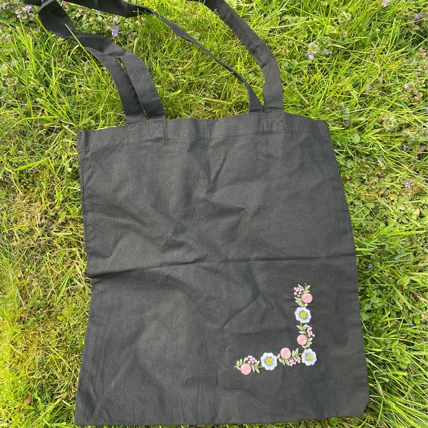 Handbestickter Beutel Blumen Jutebeutel Totebag Baumwolle Embroidery Minimalistisch