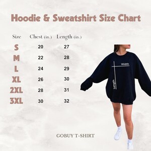 Puede incluir: Una tabla de tallas para sudaderas con capucha y sudaderas con medidas en pulgadas. La tabla muestra las medidas de pecho y longitud para las tallas S, M, L, XL, 2XL y 3XL. Se muestra una sudadera negra en una modelo.