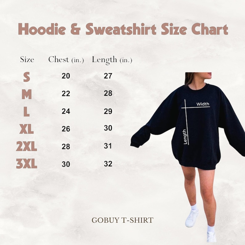 Puede incluir: Una tabla de tallas para sudaderas con capucha y sudaderas con medidas en pulgadas. La tabla muestra las medidas de pecho y longitud para las tallas S, M, L, XL, 2XL y 3XL. Se muestra una sudadera negra en una modelo.