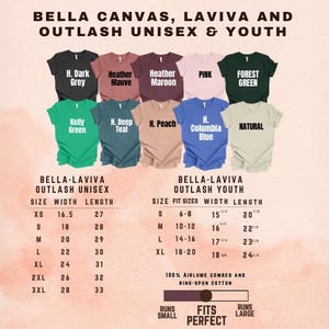 Op de afbeelding: Een display van Bella Canvas, Laviva en Outlash unisex en jeugd t-shirts in diverse kleuren, waaronder donkergrijs, roze en bosgroen. Maattabellen voor zowel unisex als jeugdmaten worden getoond. De shirts zijn gemaakt van 100% gekamd en ringgesponnen katoen.