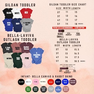 Op de afbeelding: Productafbeelding met een verscheidenheid aan peuter-T-shirts in verschillende kleuren, waaronder zwart, wit en rood. De afbeelding toont ook een maattabel voor Gildan- en Bella-Laviva-peutershirts, met afmetingen in inches. De afbeelding toont ook de kleuropties voor baby shirts.