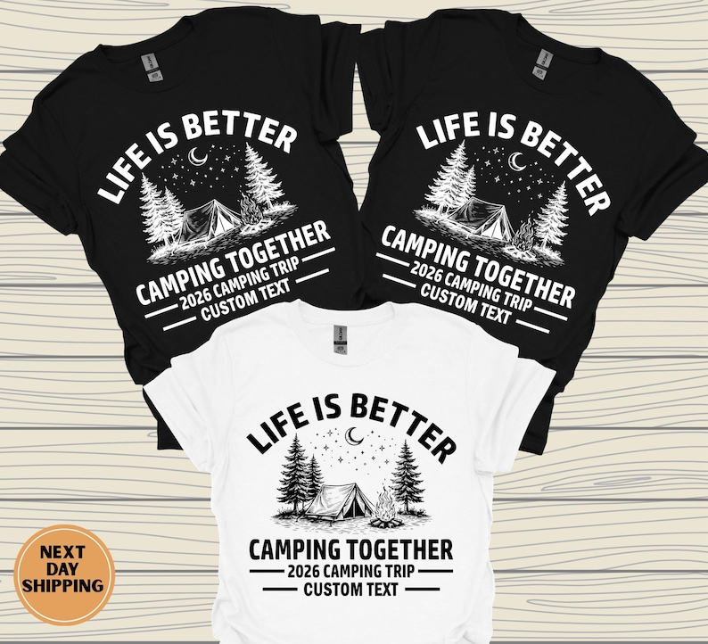 Puede incluir: Tres camisetas, dos negras y una blanca, con un dise&ntilde;o de tem&aacute;tica de camping. El dise&ntilde;o incluye el texto "LIFE IS BETTER" sobre una escena de camping con una tienda de campa&ntilde;a, &aacute;rboles y estrellas. Debajo, se lee "CAMPING TOGETHER" y "2026 CAMPING TRIP - CUSTOM TEXT."