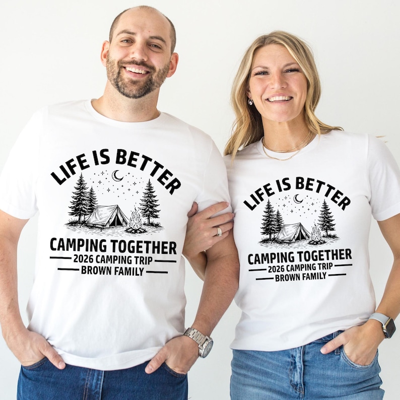 Puede incluir: Dos camisetas blancas con el texto "LIFE IS BETTER" sobre una escena de acampada con una tienda de campa&ntilde;a, &aacute;rboles y una hoguera. Debajo est&aacute; "CAMPING TOGETHER - 2026 CAMPING TRIP - BROWN FAMILY".