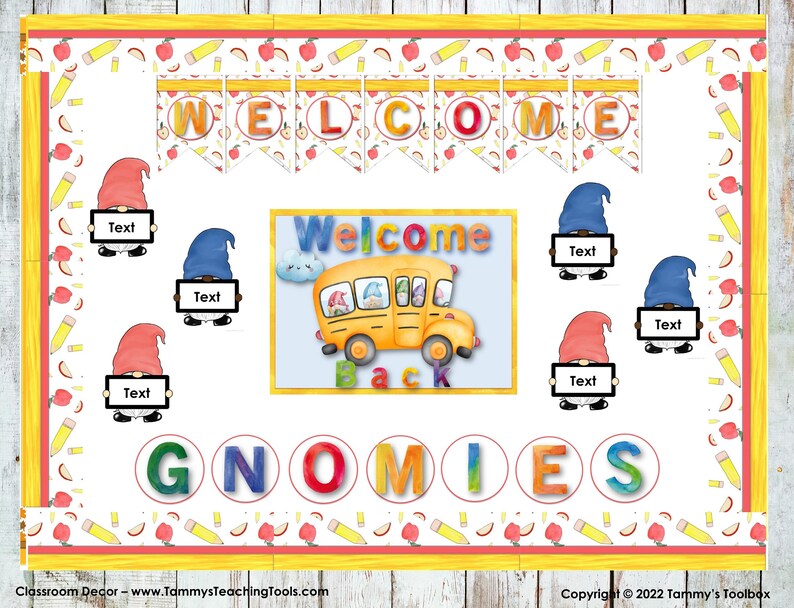 Op de afbeelding: Een kleurrijk welkom terug naar school prikbord met een gele schoolbus, gnomen en appels. De tekst "Welcome Back" en "GNOMIES" staan op het bord.