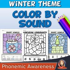 Op de afbeelding: Educatieve werkbladen met winterthema met de tekst "Color by Sound". De werkbladen bevatten afbeeldingen van een mok met een zuurstok, een sneeuwpop en een sneeuwbol. Kleurpotloden zijn zichtbaar aan de rechterkant van de afbeelding.