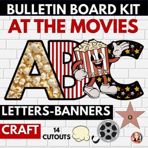 Puede incluir: Un kit de tablón de anuncios con el texto "AT THE MOVIES". El kit incluye letras, pancartas y recortes. La letra "A" está llena de palomitas de maíz. Se presenta un personaje de palomitas de maíz de dibujos animados. Elementos adicionales incluyen una bobina de película y una estrella.