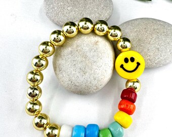 Smiley bracelet with colorful rainbow glass and gold beads