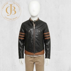Puede incluir: Una chaqueta de cuero negra con cuello mao, cremallera central y dos bolsillos diagonales con cremallera en el pecho. Las mangas tienen tres rayas horizontales de cuero marrón y el dobladillo inferior está acentuado con un panel de cuero marrón.