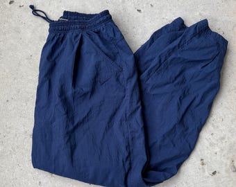 Pantalones deportivos Nike Mini Swoosh vintage de los 90 / Pantalones deportivos Nike / Ropa de calle / Chándal de los 90 / Pantalones deportivos Nike azul marino / Pantalones paracaídas