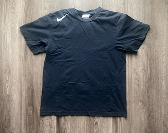 Vintage Y2K Nike Swoosh Camisa gráfica/ Nike de la década de 2000 / Ropa de calle vintage / Camiseta gráfica / Etiqueta plateada Nike / Negro descolorido / Retro