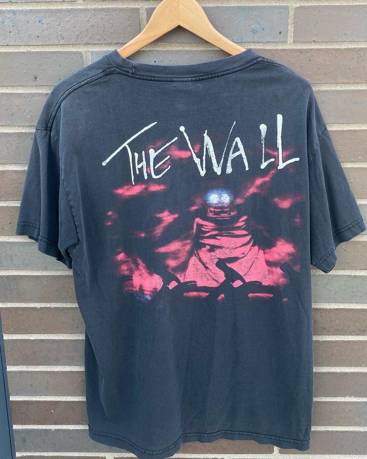Vintage 90s Pink Floyd the Wall Tour T-shirt / Band Tee Vintage 90s Pink Floyd the Wall Tour T-shirt / Band Tee