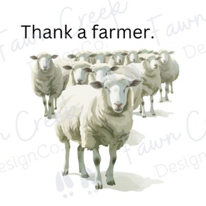 以下が含まれることがあります： 一列に並んで歩く白い羊の群れ。羊はすべて前を向いており、頭を下げています。「Thank a farmer.」という文字が羊の上に書かれています。