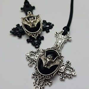Collar victoriano con colgante de murciélago y cruz invertida