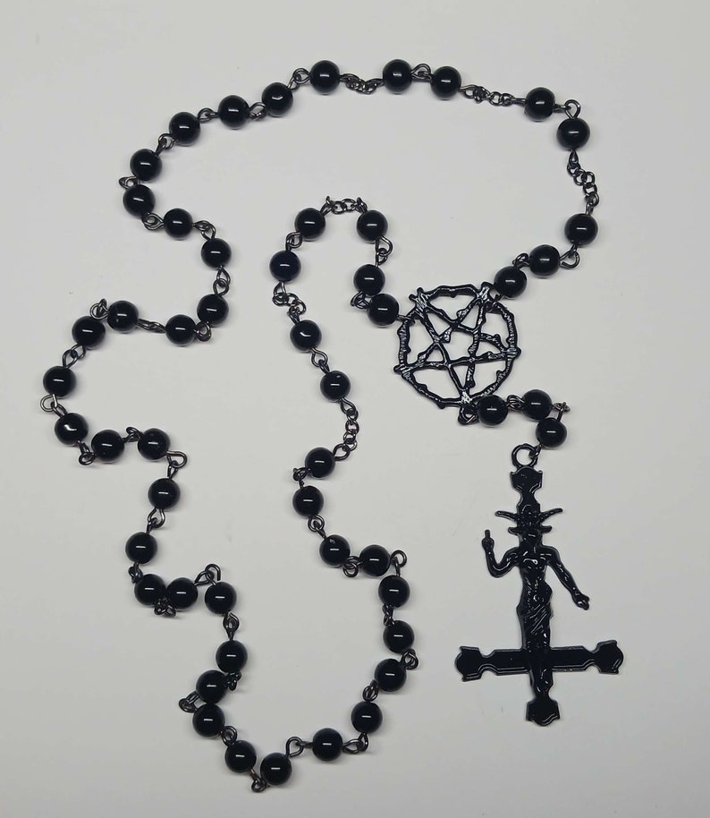 Rosario con pentagrama y colgante de cruz invertida de Baphomet