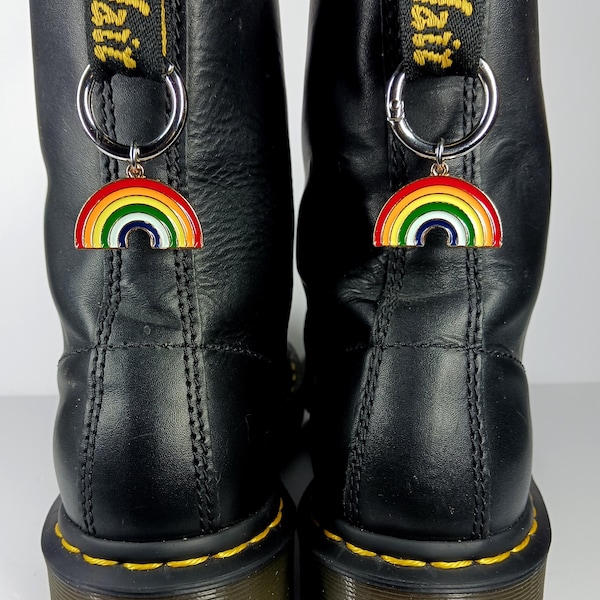 Tęczowe zawieszki do butów