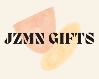 Può includere: Un logo con la scritta "JZMN GIFTS" in grassetto, nero. Il testo è posto su uno sfondo color crema con due forme astratte ad acquerello in pesca e giallo.