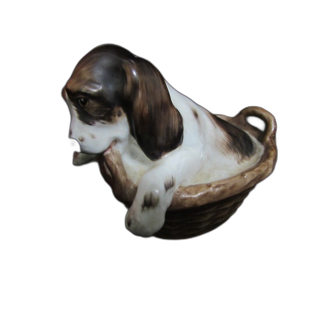 ロイヤルドルトン　コッカースパニエル　バスケット ロイヤルドルトン コッカースパニエルの子犬のバスケットの置物 HN2586