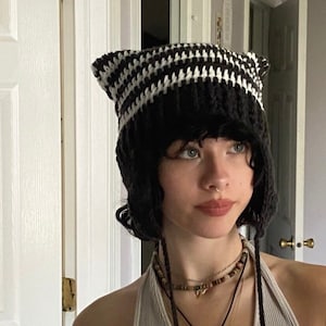 PATROON Gehaakte kattenmuts met oorflap met pompons