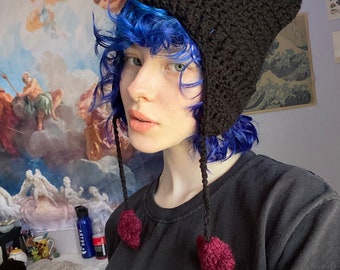 Bonnet à oreilles de chat avec trois étoiles et pompons au crochet