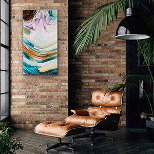Könnte beinhalten: Abstraktes Gemälde mit wirbelnden Farben in Blau, Grün, Orange und Lila. Das Gemälde ist gerahmt und hängt an einer Backsteinwand in einem modernen Wohnzimmer.