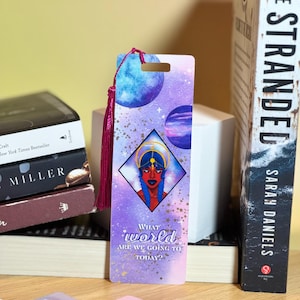 Marque-page de fantaisie spatiale pour les lecteurs d'astrologie, impression d'art cosmique avec pompon, planètes violettes, cadeau laminé pour amateurs de lecture et rêveurs