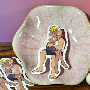 Kuss Paar Vinyl Aufkleber mutig romantisch Kunst glänzend rot ästhetische Aufkleber für Laptop oder Wasserflasche illustrierte Charakter Aufkleber