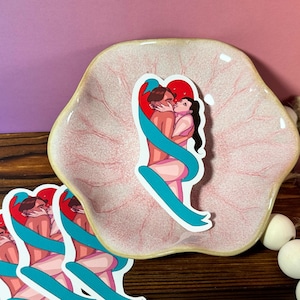 Pegatina de vinilo con beso de pareja, arte romántico llamativo, pegatina estética roja brillante para portátil o botella de agua, calcomanía ilustrada de personaje