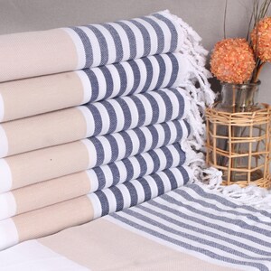 Personalisiertes Weihnachtsgeschenk-Handtuch, Junggesellinnenabschied-Geschenke, beige-marineblaues Handtuch, gestreiftes Handtuch, 40x71-Zoll-Handtuch mit Namen,