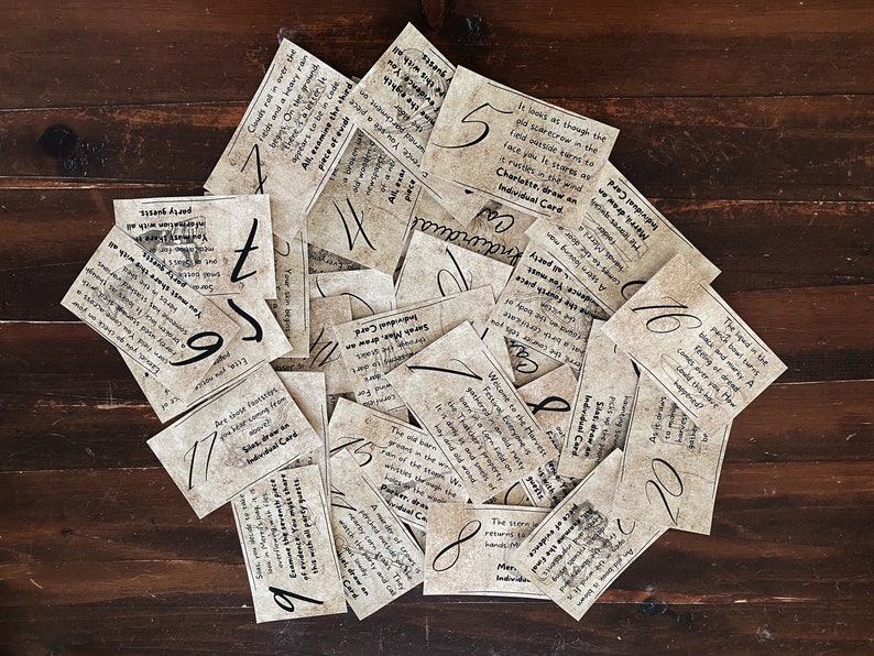 Puede incluir: Una pila de tarjetas de papel marr&oacute;n con texto escrito a mano y n&uacute;meros en ellas. El texto incluye frases como "Ama como si el espantap&aacute;jaros viejo en el campo estuviera all&iacute; para enfrentarte", "Bienvenido al bosque" y "Las estrellas sugieren un regreso a las viejas manos".