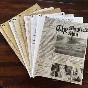 Puede incluir: Una pila de papeles de aspecto antiguo con texto escrito a mano y un titular de peri&oacute;dico que dice "Peque&ntilde;a comunidad en grandes problemas" y "The Mayfield Mail".
