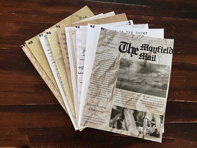 Puede incluir: Una pila de papeles de aspecto antiguo con texto escrito a mano y un titular de peri&oacute;dico que dice "Peque&ntilde;a comunidad en grandes problemas" y "The Mayfield Mail".