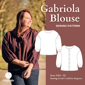 Peut inclure: Une femme porte un chemisier à carreaux bordeaux et une écharpe assortie. L'image comprend une illustration du patron de couture "Gabriola Blouse" avec les tailles XXS-5X et le niveau "Confident Beginner". Le logo brightside fabric co. est en bas à gauche.