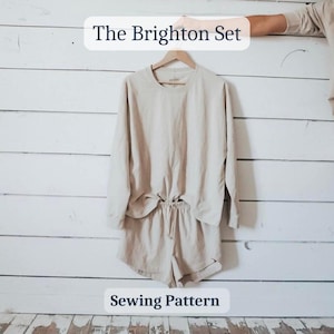 Może przedstawiać: Wzór szycia na beżowy zestaw do wypoczynku o nazwie "The Brighton Set". Zestaw zawiera bluzkę z długim rękawem i spodenki.