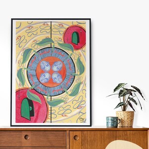 Op de afbeelding: Een digitale downloadprint van een kleurrijk abstract schilderij met een gele achtergrond, groene bladeren, rode cirkels en blauwe gezichten. De print heeft een speels ontwerp met een moderne esthetiek.