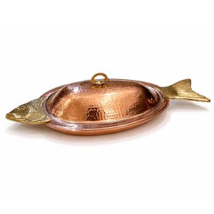 Bandeja artesanal de cobre para servir pescado con tapa, forrada de estaño, de cobre martillado y detalles de latón. Vajilla artesanal.
