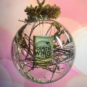 Mini adorno de libro con flores secas: regalo literario para lectores, decoración romántica para rincones de lectura, estilo literario vintage.
